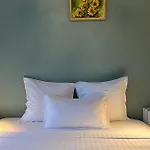 Le Petit Chateau De Conteville Pensión 4*